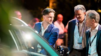 अमेरिकी सीनेटर ने चीन की कारों को 'कैंसर' बताया, जिसे रोका जाना चाहिए