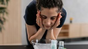 顔を洗う方法:新鮮で清潔な肌を得るための10のステップ