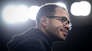 Liam Rosenior Bawa Semua Staf ke Chelsea, Lakukan Perpisahan Emosional dengan Strasbourg
