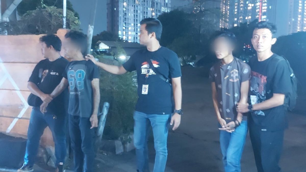 Tukang Palak Sekaligus Penusuk Sopir Truk di Exit Tol Tomang Ditangkap Saat Asyik <i>Ngopi</i> di Warung