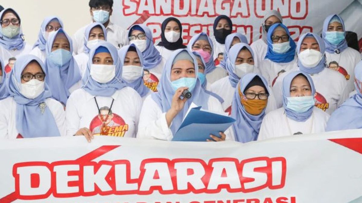 Pakai Baju Putih dan Hijab Biru Muda, Emak-emak Gorontalo Deklarasi Sandiaga Maju di Pilpres 2024