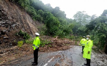 Jalur Hutan Pusuk Lombok NTB Ditutup Akibat Tebing Longsor