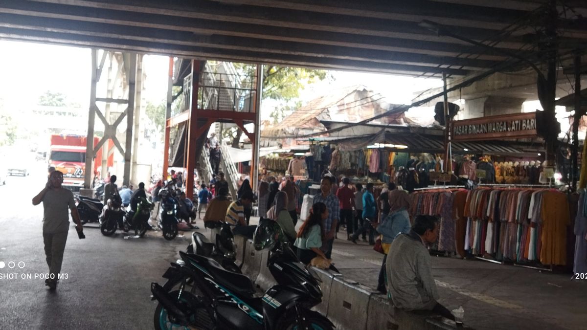 每月收取3万印尼盾,丹那阿邦市场的街头小贩也被要求每天赚钱
