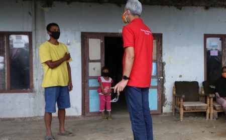 Tengok Ibu Melahirkan dalam Kondisi Positif COVID-19, Ganjar: Ndang Sehat Nggih, Bu