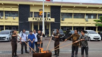 Polresta Banda Aceh Musnahkan 12 Bal Ganja dari Kasus Penyelundupan di Bandara SIM