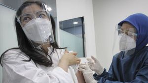 Warga Bandarlampung 'Dirayu' dengan Minyak Goreng agar Mau Vaksin