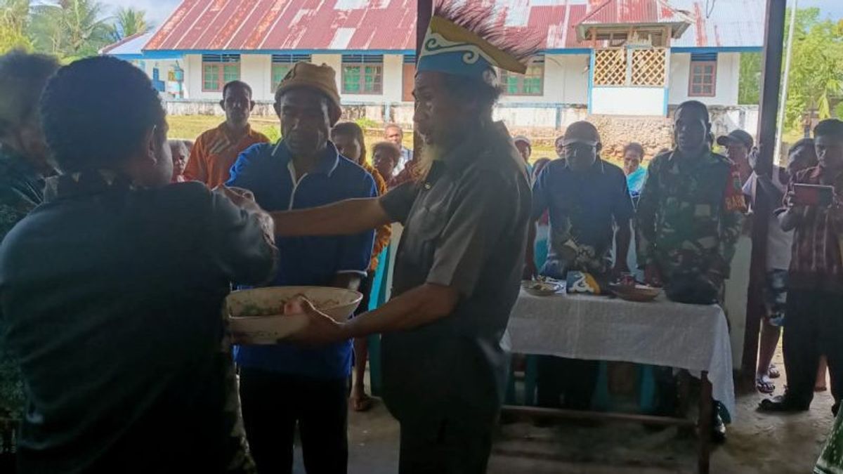 Koramil 1708-02/BU Help Citizens In Biak Numfor Papua To Build Indigenous Issues Traditionally