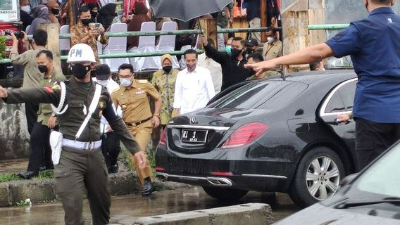 Student Demonstrations In Jakarta, Jokowi Distributes BLT In 2 Markets In Puncak Area