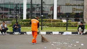 Aksi Bersih-Bersih Usai Demonstrasi di Depan Gerbang DPR