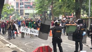 Massa Pendemo di Sabang tak Lagi Lempar Batu, Mereka 'Tos-tosan' dengan Polisi