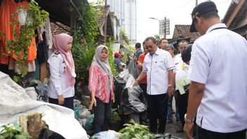Pemkot Surabaya Siapkan Bantuan Bagi Yutriani yang Puluhan Tahun Menumpuk Sampah di Rumah