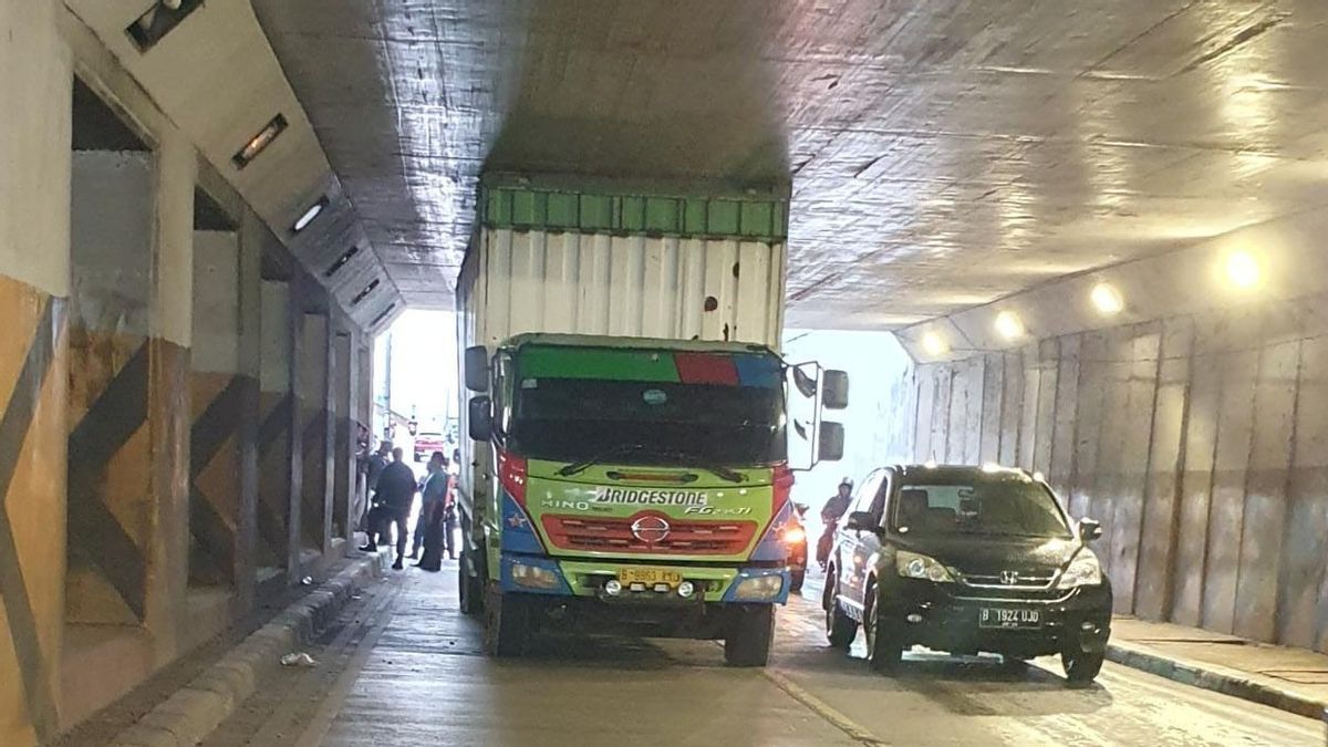 No High Limit Travelers, Tronton Trucks Stuck In Tanah Abang Underpass