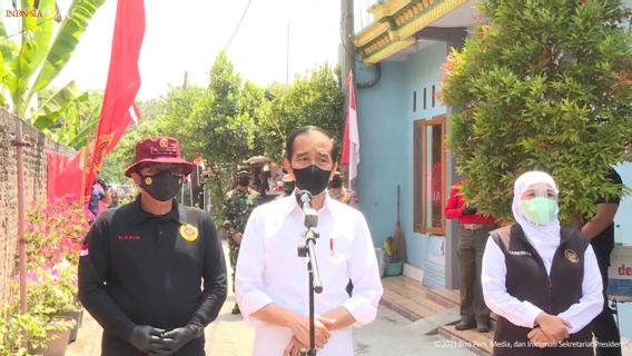 Terbang ke Jatim, Jokowi Tinjau Vaksinasi <i>Door to Door</i>