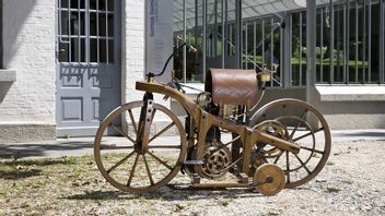 ダイムラー・レイトワーゲン、世界初のガソリンエンジン搭載バイク