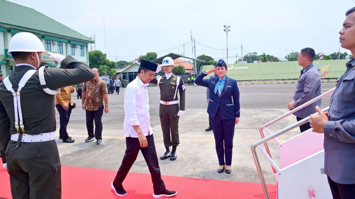 Less Than 24 Hours, Jokowi Returns To Jakarta After Reviewing Demak Flood Victims