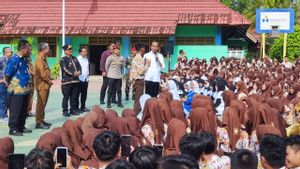 访问SMKN Tanah Grogot Kaltim,Jokowi 向Hafal Pancasila Students分发自行车