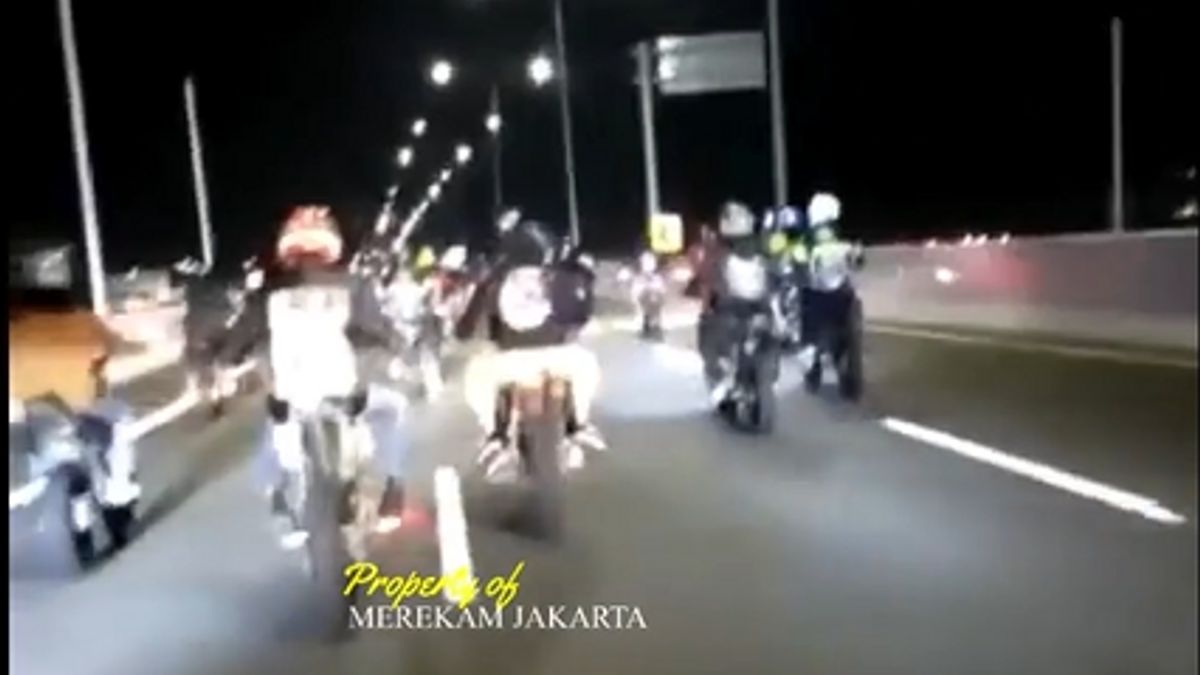 在突破Kelapa Gading-Pulo Gebang收费公路的行动之后，地铁警察保护了25名摩托车手。