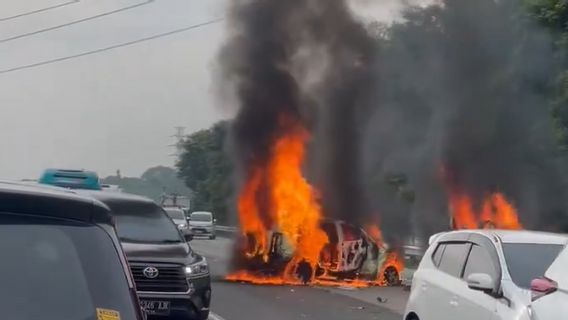 Adu Banteng Tiga Kendaraan di KM 57 Ruas Tol Japek Saat Contraflow, Terios dan Grandmax Hangus