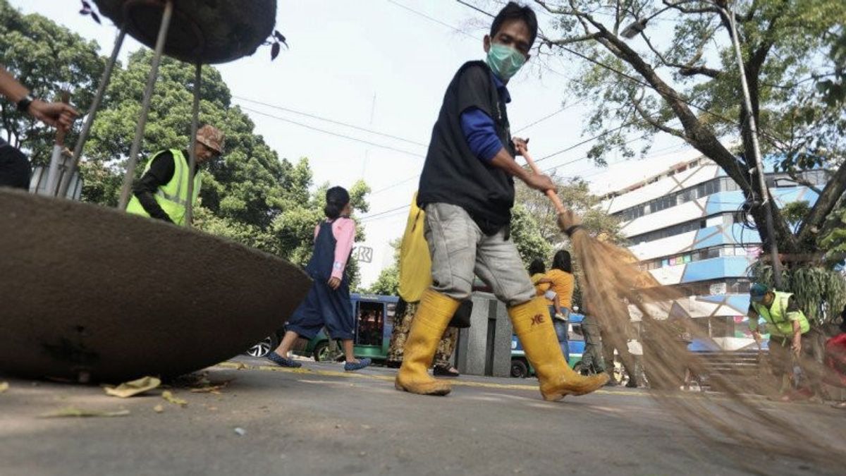 تنظيف القمامة في ليلة رأس السنة الجديدة 2023 ، وكالة البيئة في جاكرتا ترسل 3,180 عامل تنظيف