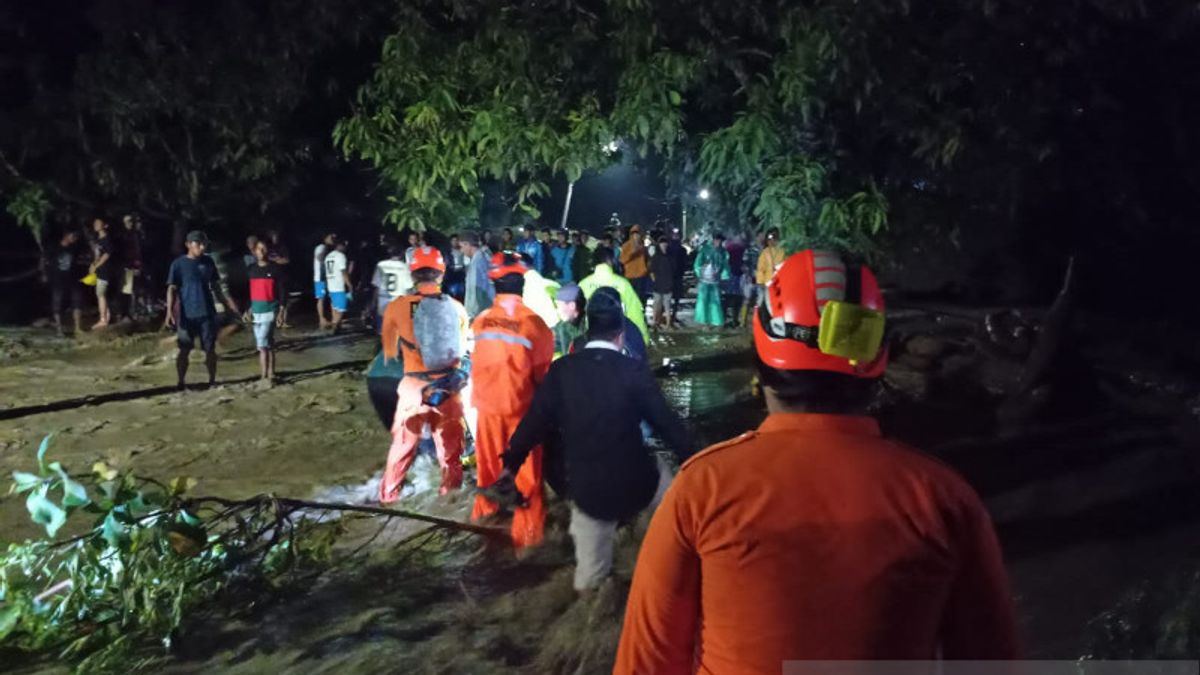 Banjir di Sigi Sulteng Bawa Material Kayu dan Batu, Basarnas Evakuasi Warga ke Tempat Aman