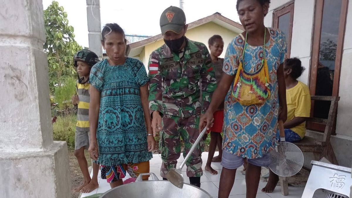Warga Kampung Mosso Dilatih Prajurit TNI Cara Bikin Kue Klepon