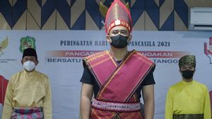 Jokowi Berpakaian Adat Tanah Bumbu Kalsel, Bobby Nasution Berbusana Adat Batak Toba di Peringatan Hari Pancasila