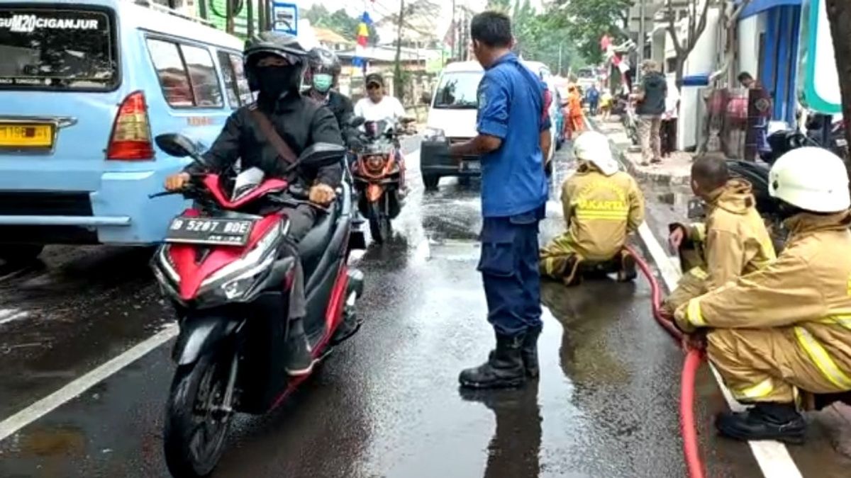 Jalan M Kahfi上的数十名摩托车手因SDA Jaksel汽车的太阳能泄漏而坠落
