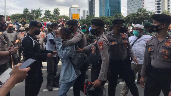 Polda Kalbar Ringkus Pemuda yang Serang Polisi saat Demo 1812