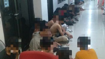 Lorong Satreskrim Polres Metro Jakpus Masih Dipenuhi Pelajar Berseragam Sekolah Bawa Celurit dan Air Keras