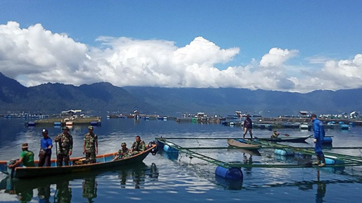 مصرع 5 أطنان أسماك في بحيرة مانيانجو سومبار بسبب الرياح القوية