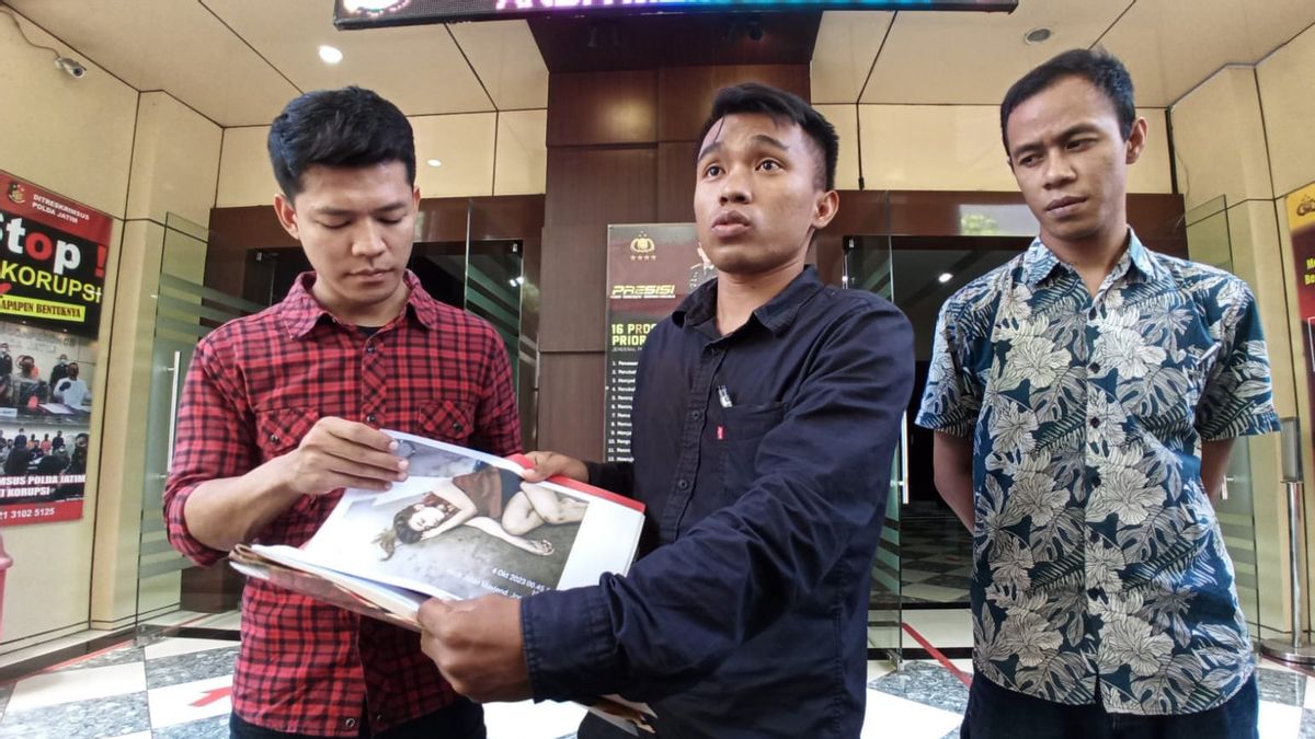 Dini Sera Afrianti的律师向东爪哇地区警察局报告了3名警察