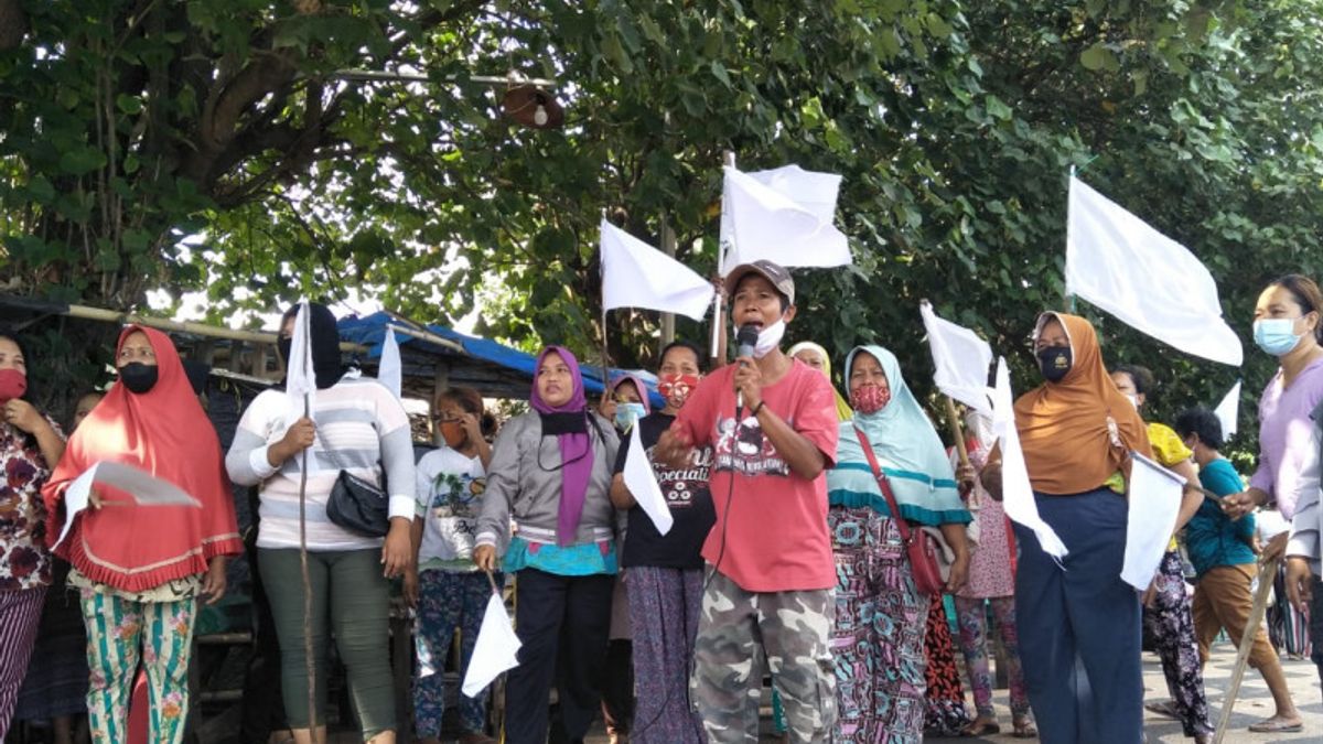 Kibarkan Bendera Putih, Pedagang di Mataram Menyerah Hadapi PPKM: Tolong, Lihat Kami, Dengar Jeritan Kami!