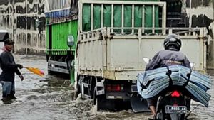Banjir Genangi Jalur Pantura Kaligawe Semarang