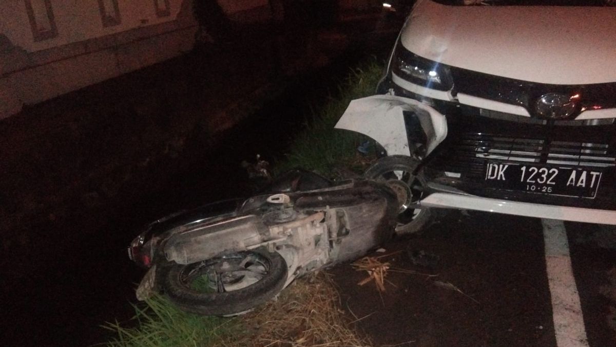 車の衝突後、デンパサールのバイクはカリで漂流死んでいるのを発見しました