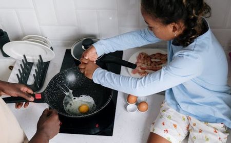 Tips Mengajarkan Anak Membuat Sarapan Sendiri Sebagai Latihan Mendiri