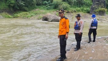 Angler Iwan Setiawan Dragged By Currents, SAR Bandung Follows The Edge-Middle Of The Cijampang River Searching For Victim's Body