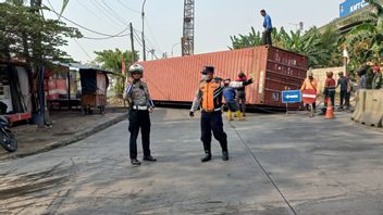 بصرف النظر عن وكالة الشاحنات ، فإن حاوية Terguling على Jalan Rorotan Babek Jakut