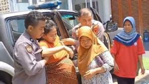 Anggota Polsek Parung Bantu Wanita Nyaris Melahirkan di Jalan