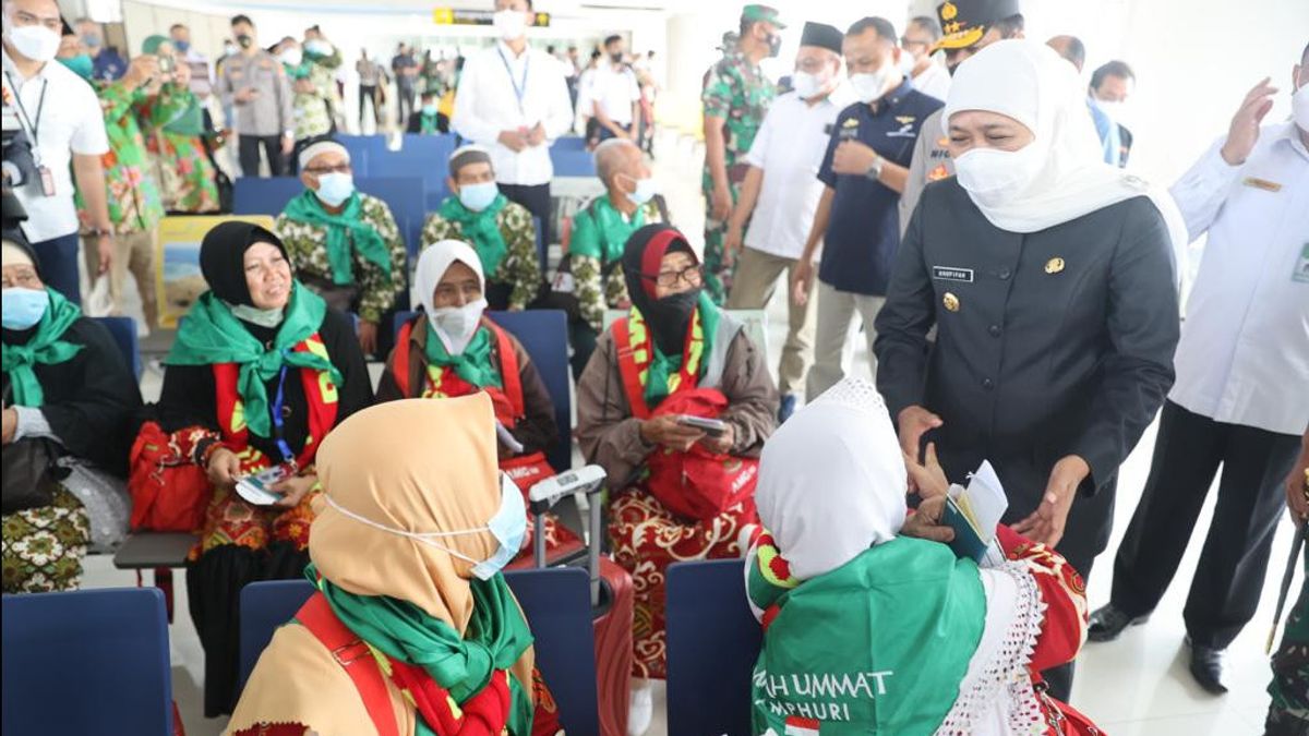 Two Years Delayed Due To The Pandemic, Khofifah Finally Leaves The Departure Of Hundreds Of Umrah Pilgrims