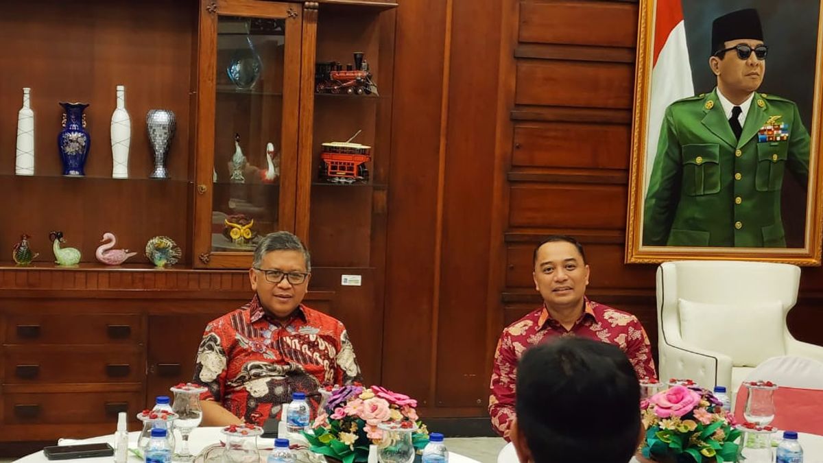 PDIP秘书长在泗水Walkot官方大楼会见东爪哇省省长和Eri Cahyadi