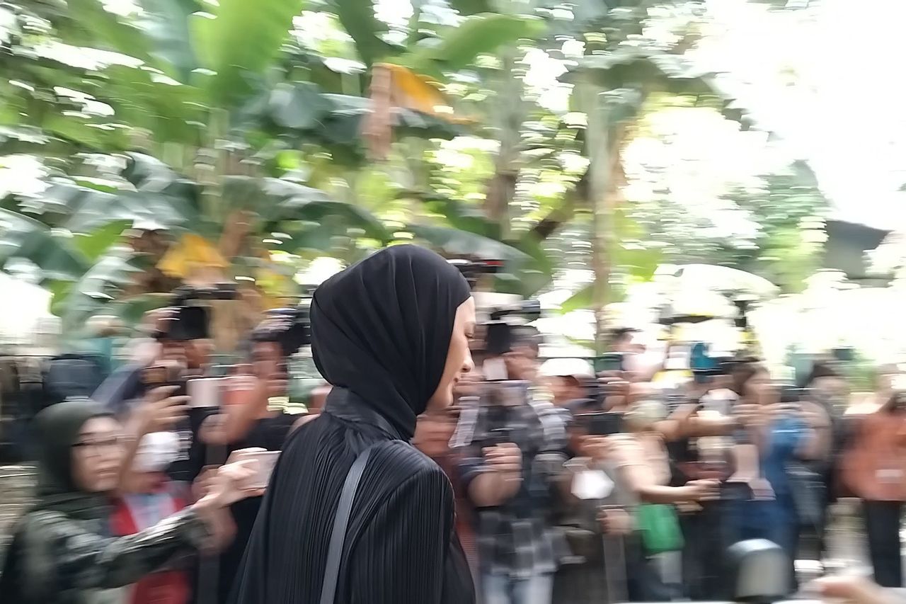 Paula Verhoeven Present At Baim Wong's Father Funeral Home