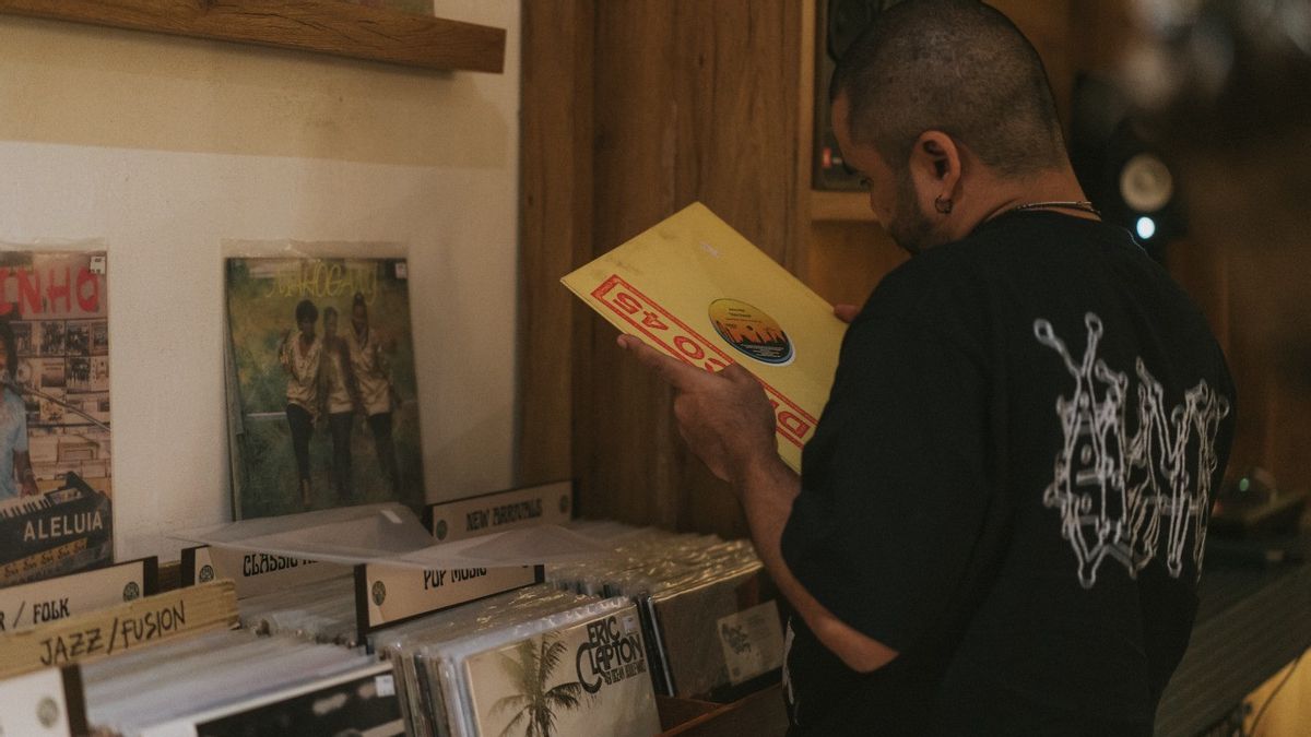 Nikmati Pengalaman Unik di Vinyl Listening Bar