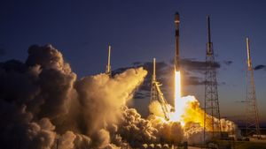 Pecahkan Rekor ke-14, SpaceX Luncurkan 2 Satelit Intelsat ke Orbit