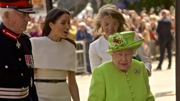 Triste D’entendre L’histoire Du Prince Harry Et Meghan Markle, La Reine Elizabeth II Souligne Le Problème Du Racisme