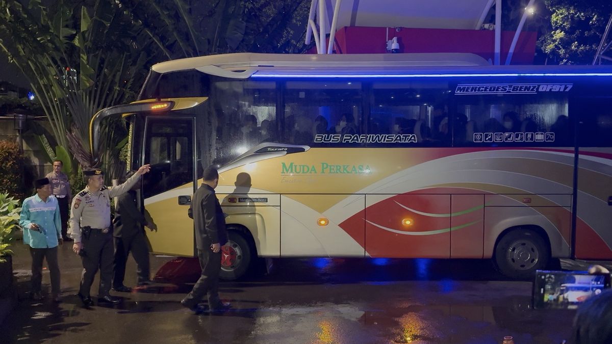11 Orang Termasuk Sekda Pekalongan Tiba di Gedung KPK Pakai Bus ‘Muda Perkasa’ 