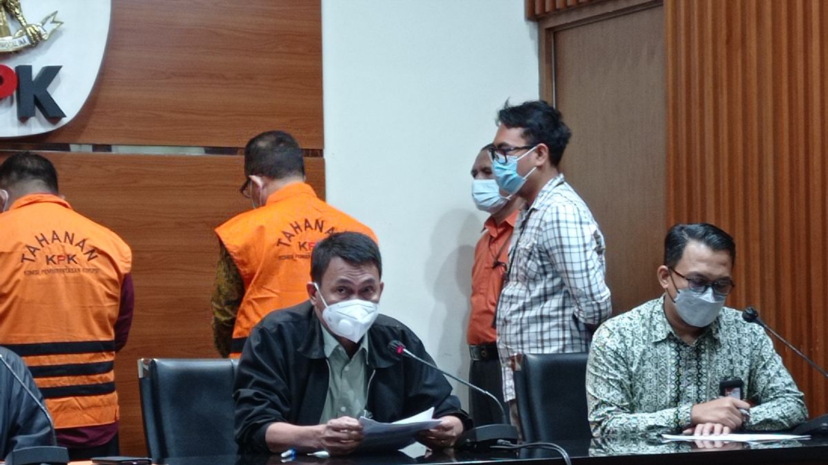 KPK يشتبه في أن القاضي ايتونغ تلقى المال من العديد من المتقاضين في محكمة مقاطعة سورابايا