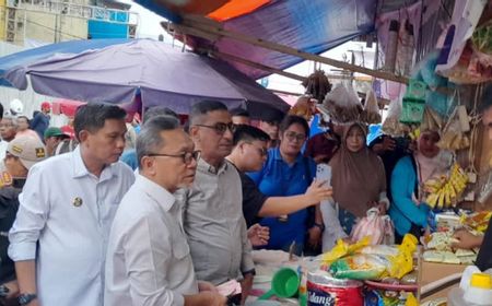 Blusukan ke Pasar Mardika Ambon, Mendag Zulhas Dapati Harga Cabai Keriting Rp70 Ribu per Kg