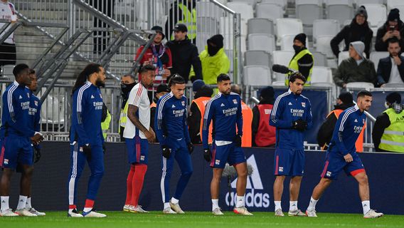 Très Léger, Lyon N’a Puni Qu’un Point De Réduction Après Que Des Supporters Ont Jeté Des Bouteilles à La Tête De Payet