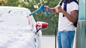Alasan Mengapa Jangan Mencuci Mobil di Bawah Sinar Matahari