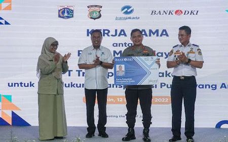 Pemprov DKI Bagikan Kartu Transjakarta Gratis untuk Aparat Polda Metro dan Kodam Jaya